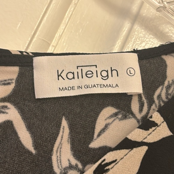 Women’s Sleeveless Jumpsuit, Size Large. Black, With Cream Floral Design. - Picture 4 of 7